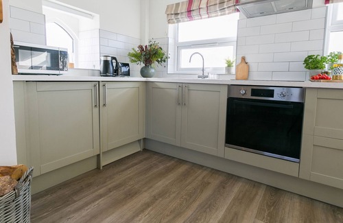 Ty Croes Apartment | Pandy Aberffraw - a dog that sleeps 4 guests in 2 bedrooms