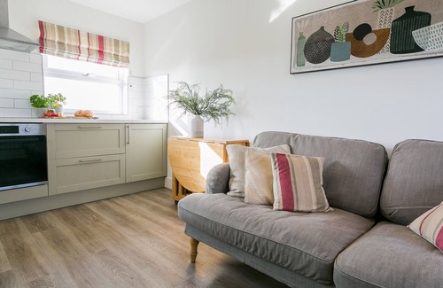 Ty Croes Apartment | Pandy Aberffraw - a dog that sleeps 4 guests in 2 bedrooms