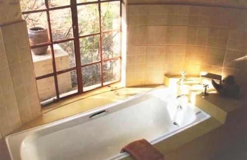 Maruleng Bed & Breakfast | Pangolin Rondavels - Shikwari Nature Reserve