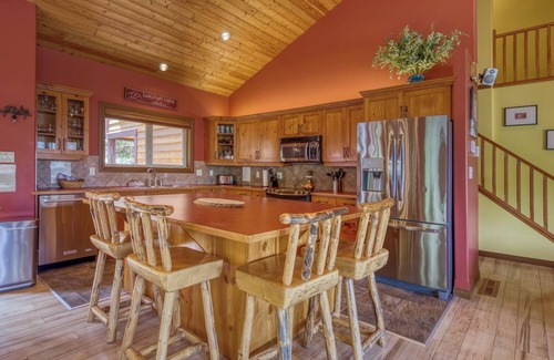 Forest Ridge Estates House | Panorama Luxury House sleeps 14 minutes from ski and golf