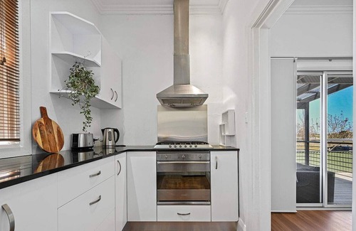 South Bathurst House | Panorama Paradise | Near Mt Panorama Racing Track