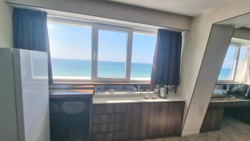 New Boulevard Apartment | Panoramic 100 meters from the sea 26th floor