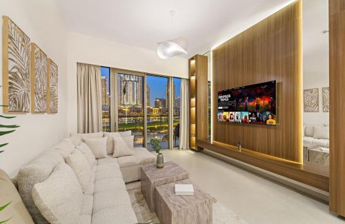 Jumeira 1 Apartment | Panoramic 2BR with Pool & Burj View Next to Mall