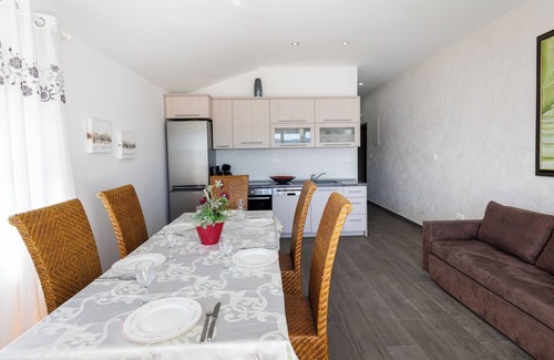 Komarna Apartment | Panoramic apartment with sea view and pool