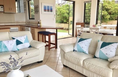 Dunsborough Villa | Panoramic Bay Views - Pet friendly & only a 5 minute stroll to town.