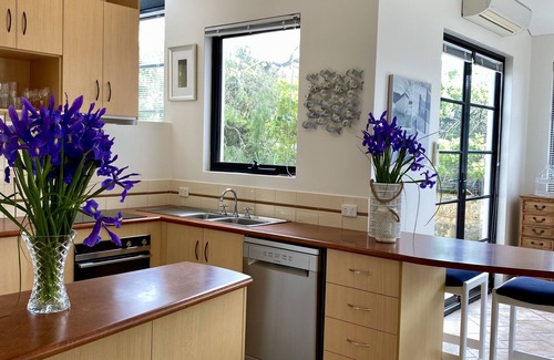 Dunsborough Villa | Panoramic Bay Views - Pet friendly & only a 5 minute stroll to town.