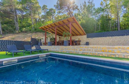 Donji Karin Apartment | Panoramic Forest Retreat with Pool and Seaview