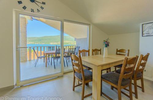 Donji Karin Apartment | Panoramic Forest Retreat with Pool and Seaview