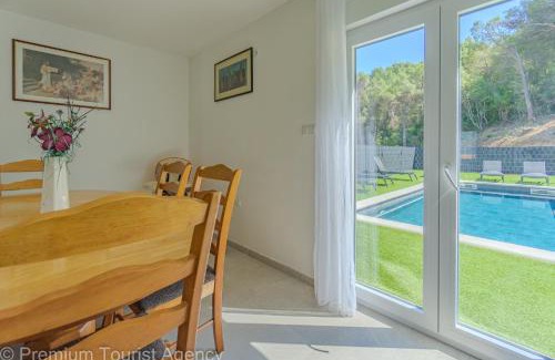 Donji Karin Apartment | Panoramic Forest Retreat with Pool and Seaview