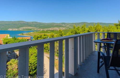 Donji Karin Apartment | Panoramic Forest Retreat with Pool and Seaview