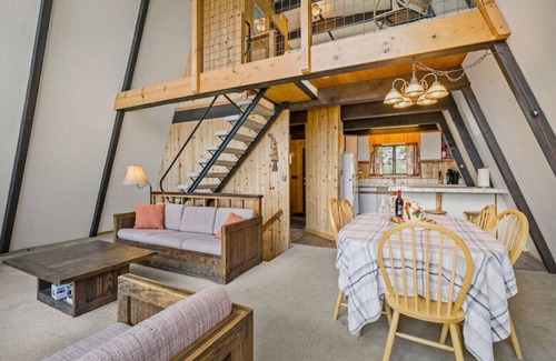 Talmont Cabin | Panoramic Lake View & Hot Tub!