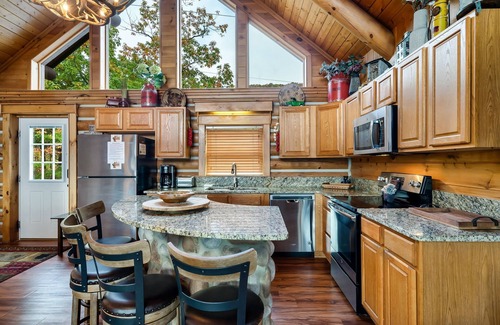 Gatlinburg - Pigeon Forge House | Panoramic Mountain Views! Outdoor Hot Tub | Walk-In Shower | Sunrise Surprise