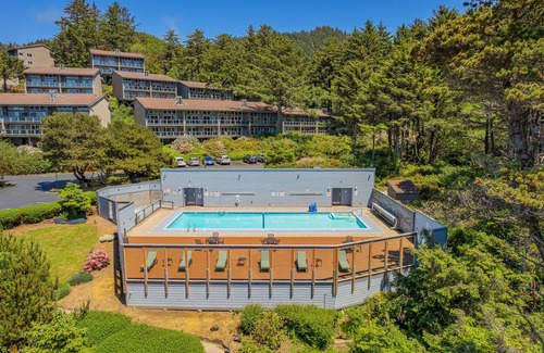 Otter Rock Apartment | Panoramic Ocean-View Studio with Balcony
