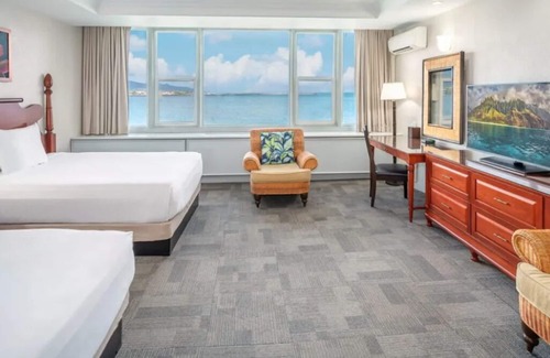 Kahului Hotel | Panoramic Oceanfront Room | Family and Friends Retreat | Outdoor Pool Access