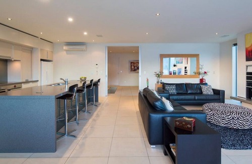 Queenstown City Centre Villa | Panoramic Queenscliff | Great location | Spa with a view