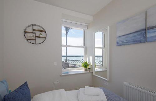 Bognor Regis Apartment | Panoramic sea views in beachfront apt w balcony