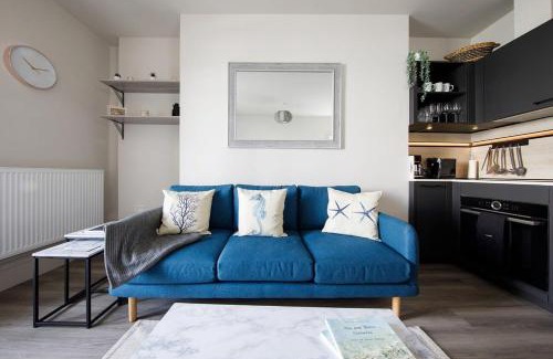 Bognor Regis Apartment | Panoramic sea views in beachfront apt w balcony