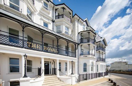 Bognor Regis Apartment | Panoramic sea views in beachfront apt w balcony