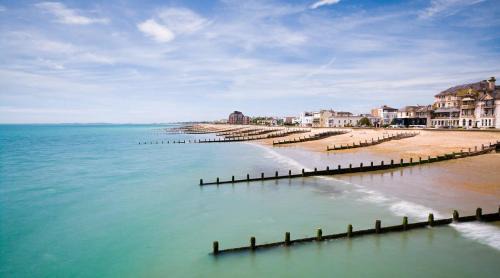 Bognor Regis Apartment | Panoramic sea views in beachfront apt w balcony