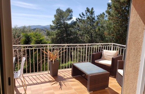Afa House | Panoramic view air-conditioned 3 bedrooms 2 bathrooms 15 minutes from beaches.