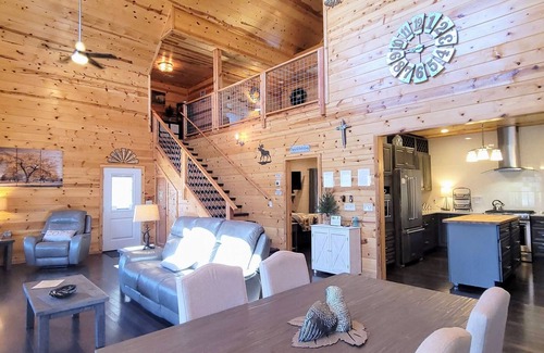 Gatlinburg - Pigeon Forge Ski Chalet | Panoramic Views, LED Hot Tub, King Suite, Wi-Fi, Minutes to Downtown Gatlinburg