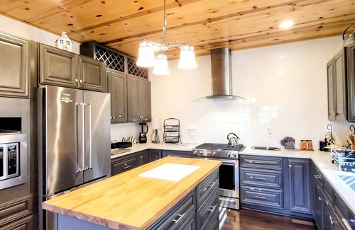 Gatlinburg - Pigeon Forge Ski Chalet | Panoramic Views, LED Hot Tub, King Suite, Wi-Fi, Minutes to Downtown Gatlinburg