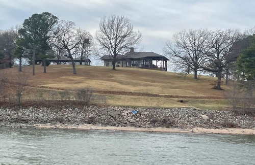 Dennis House | PANORAMIC WATERFRONT THE LODGE AT STONY POINT VACATION GETAWAY & WEDDINGS
