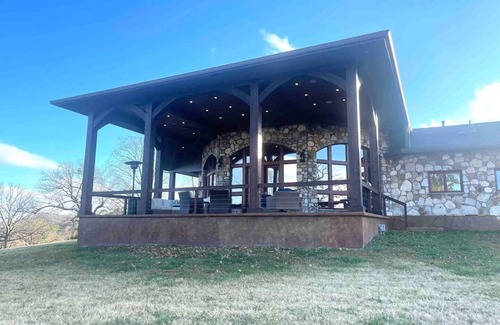 Dennis House | PANORAMIC WATERFRONT THE LODGE AT STONY POINT VACATION GETAWAY & WEDDINGS