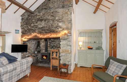 Amlwch Cottage | PANT Y CRINTACH, pet friendly, with open fire in Carreglefn