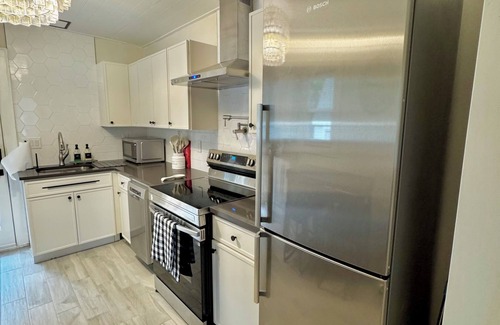 Enderly Park House | Panthers|King Beds|Dogs Yes|Fenced Yard