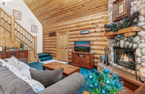 Summit Estates House | Papa Bear's Hideout - Dream Getaway with Hot Tub and Game Room!