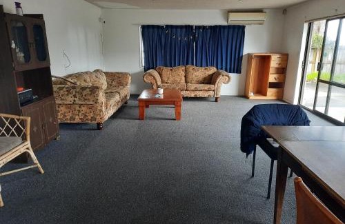 Papamoa Beach House | Papamoa Backpack House