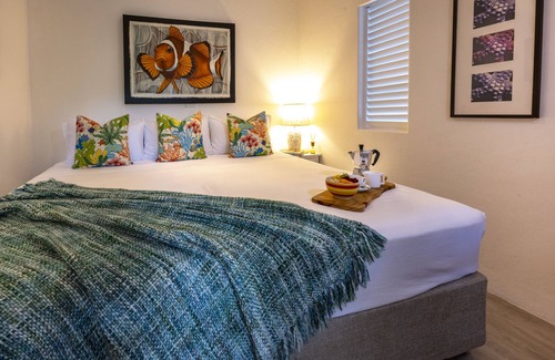 Eton Bed & Breakfast | Papaya Villa B&B