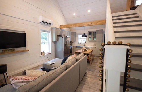 Fair Play Cabin | Pap’s Place-Pet friendly Lakefront cabin w/dock on secluded Lake Hartwell cove
