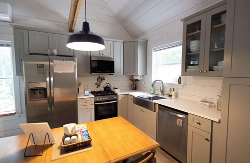 Fair Play Cabin | Pap’s Place-Pet friendly Lakefront cabin w/dock on secluded Lake Hartwell cove