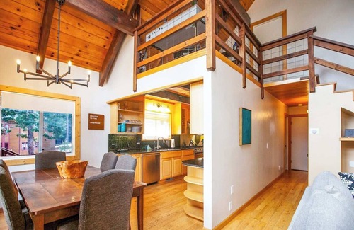 Tahoma House | Paradigm Chalet | Workspace, BBQ, Studio & Yard