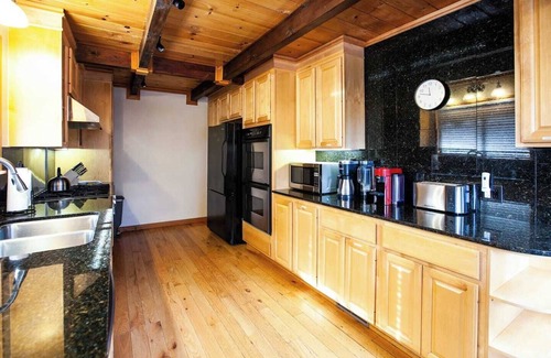 Tahoma House | Paradigm Chalet | Workspace, BBQ, Studio & Yard