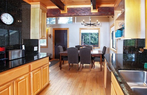 Tahoma House | Paradigm Chalet | Workspace, BBQ, Studio & Yard