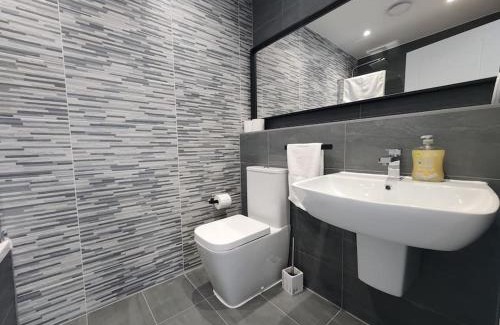 Kidlington Apartment | Paradigm Court, Modern 2-Bedroom Apartment F2, Oxford