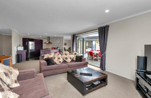 Ruakaka House | Paradise at the Bay - Ruakaka Holiday Home