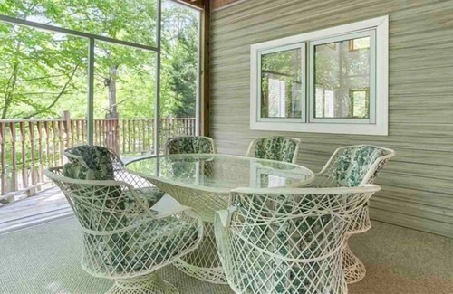 Southmont House | Paradise Awaits - Lakefront - Racquetball - Hot Tub - Koi Pond - Bocce