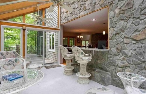 Southmont House | Paradise Awaits - Lakefront - Racquetball - Hot Tub - Koi Pond - Bocce