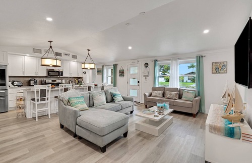 West Bradenton House | Paradise Beach House 3 Bedroom Home by Redawning