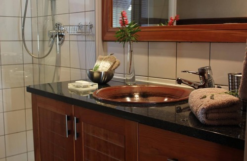 Victoria Bay House | Paradise Cove Country House