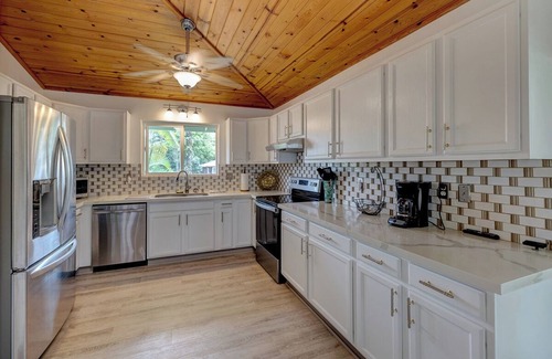 Kapoho House | Paradise found! 3 bedroom home with large lanai, AC and 2 blocks from the ocean