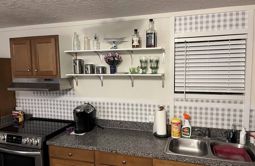 Venice Cottage | Paradise Found Adults 55+, 2 guests max. 9/27- 11/30 must be 14 day min. 3bd/2ba