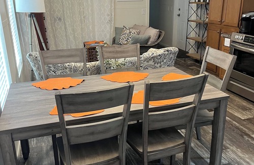 Venice Cottage | Paradise Found Adults 55+, 2 guests max. 9/27- 11/30 must be 14 day min. 3bd/2ba