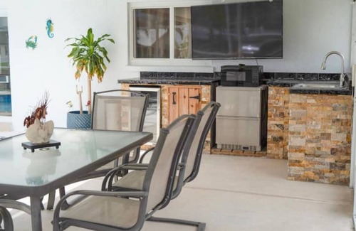 Edgewater House | Paradise Home/Pool/Deck/Boat Lift/Saltwater Canal