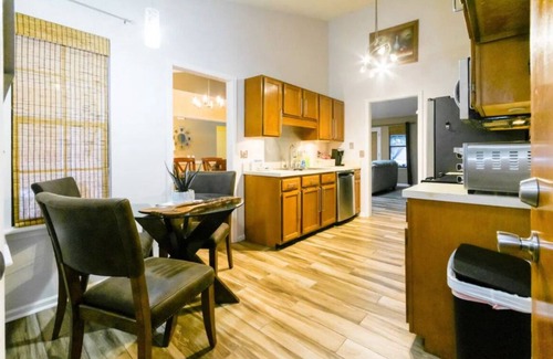 Arlington House | Paradise, Hot Tub, Free Wine, Mins from Mayo Clinic and Beach