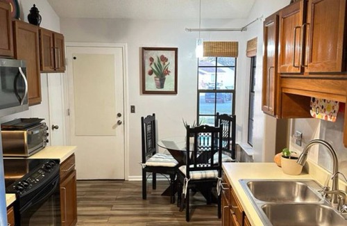 Arlington House | Paradise, Hot Tub, Free Wine, Mins from Mayo Clinic and Beach